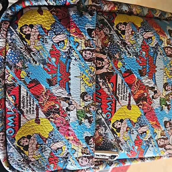 DC COMICS WONDER WOMEN CROSSBODY - Picture 3 of 12